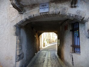 Infrastruktur, Fenster, Strassenbelag, Linie, Haus, Holz, Wasser, Fassade, Strasse, Tunnel