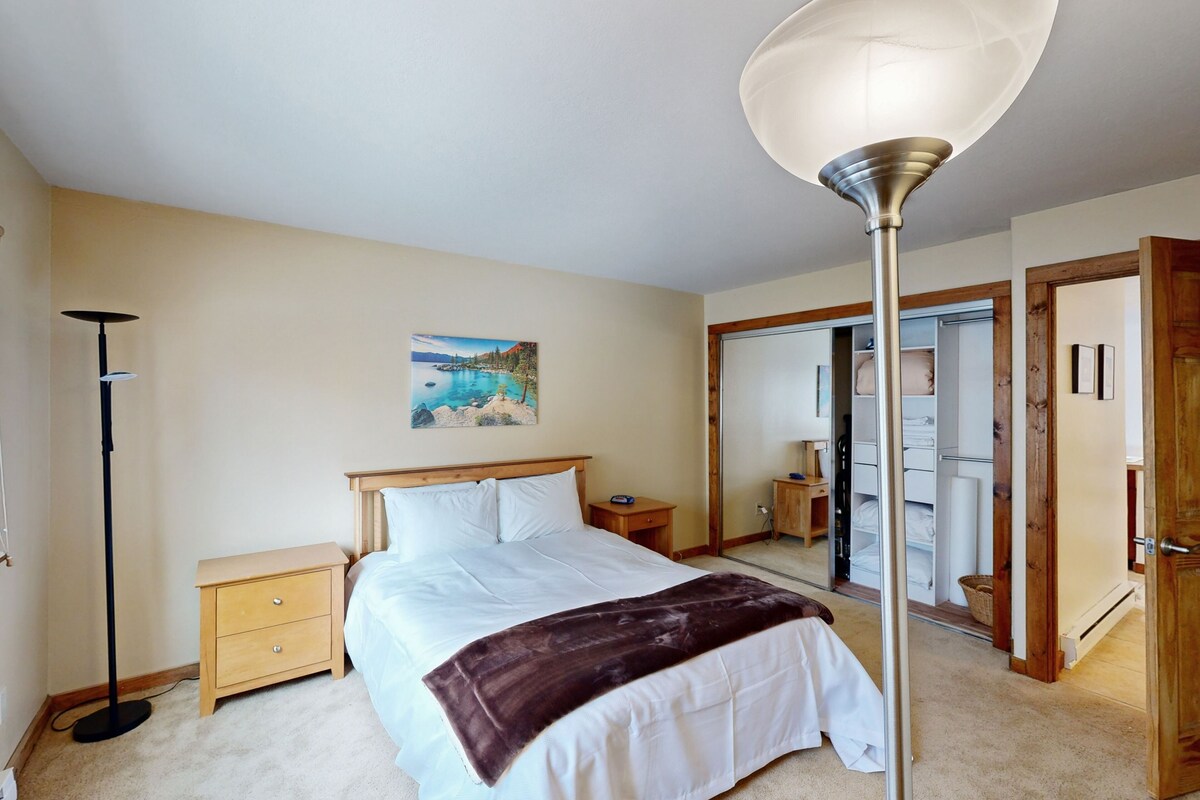 2nd-floor condo with wood fireplace, outdoor pool, streaming, washer/dryer, WiFi