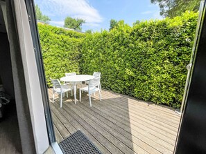 Strauch, Ground, Garten, Schatten, Landscaping, Hecke, Gartenmöbel, Balkon, Eco Hotel, Walkway
