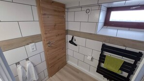 Economy-Apartment Souterrain (22qm) mit Küche, Smart-TV und Regendusche