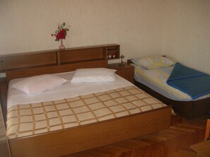 Schlafzimmer 1