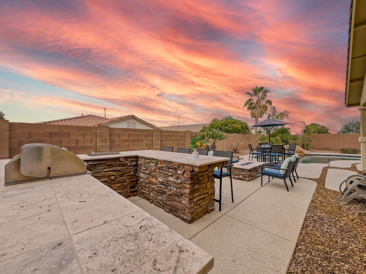 Seville Beauty. 4 beds + Office and Sparkling Pool, Fire Pit! 30 Night Min.