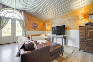 Living Area | Flat-Screen TV | Twin Daybed