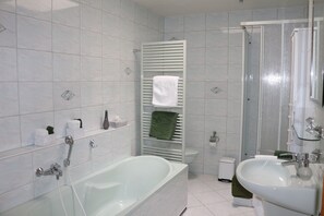 Bad mit Dusche und Badewanne