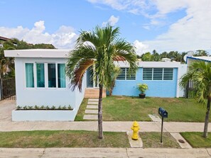 Zana del Mar is a charming beach house with 3 bedrooms and 2 bathrooms.