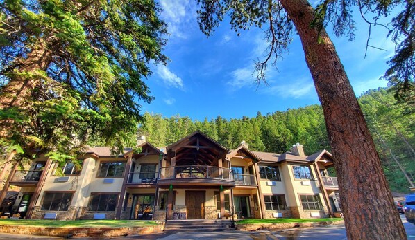 Stream Suites Front