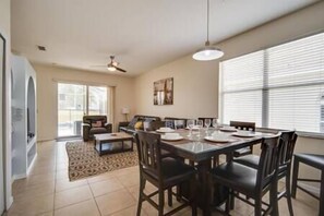 Lounge & Dining Area
