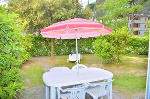 屋外ダイニングエリア