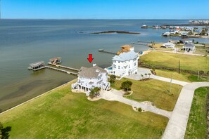 Bayfront home with private fishing pier