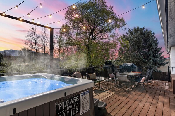 Experience pure relaxation on the spacious deck, with a hot tub and cozy lights!