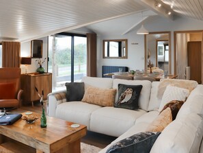 Open plan living space | Aberdaron Retreat- Gwdihw - Aberdaron Retreat, Aberdaron