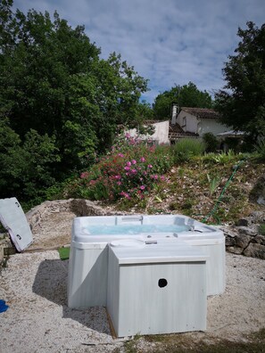 Outdoor spa tub