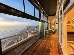 The covered verandah gives you that inside/ outside living... or just choose the expansive open deck outside.