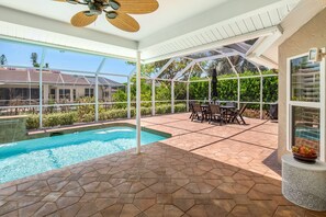 Pool & dining area