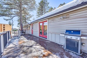 Deck | Gas Grill (Propane Provided)