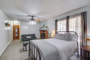 Living Room | Smart TV | Gas Fireplace | Central Air Conditioning/Heat