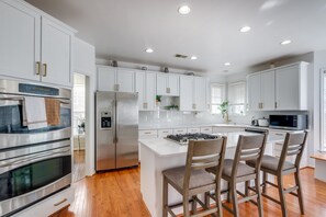 Kitchen | Self Check-In | 3 Mi to Neabsco Creek Boardwalk