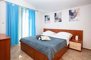 Schlafzimmer 1