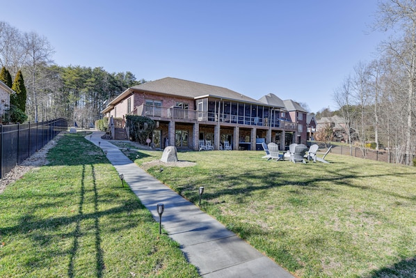 Terrell Vacation Rental | 5BR | 3.5BA | 3,500 Sq Ft | 2 Steps Required