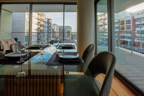 Dining area - Sea view - T2 - By Bedzy