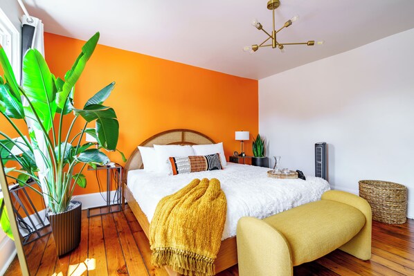 When modern meets the jungle!! Short North Sanctuary: Stylish 2-Bed Hideaway, Pet-Friendly