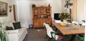 Kehlstein Wohnung, 2 Schlafzimmer, 4 Erwachsene und 2 Kinder, Terrasse-Wohnzimmer mit Essbereich