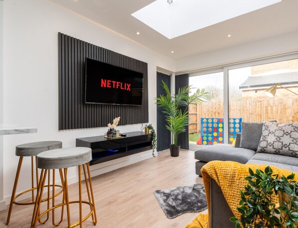 Living room - Open Plan with Heated floors - Sofa that sleeps 1 - 50' Smart TV loaded with Netflix, ambient lighting & fast Wi-Fi - Complimentary Games,  tea & coffee available for your enjoyment