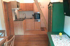 Ferienwohnung Juchhee 35 qm im Bauernhaus mit Schlafzimmer, Galerie-Schlafzimmer und Balkon-Wohnraum mit offener Küche und Doppelbett