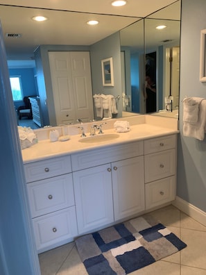 2-404 Master Vanity