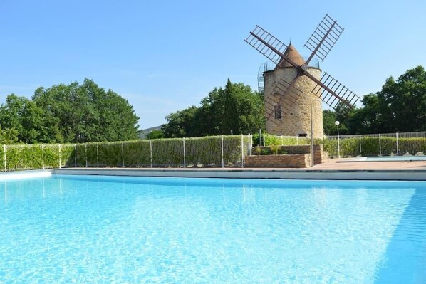 piscine en toile de fond le moulin
