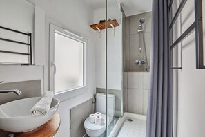 Salle de bain avec toilette