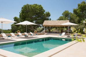 Piscine, terrasse et salon sous pergola.