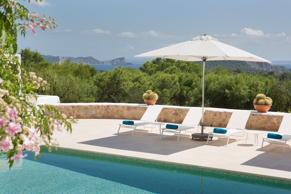 Terrasse autour de la piscine et vue sur mer.