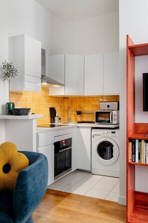 Fully equipped kitchen with Nespresso machine and caps