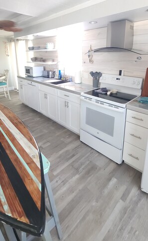 Full equipped and newly remodeled kitchen