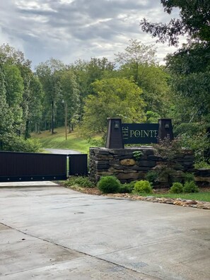 THE POINTE ENTRY SIGN