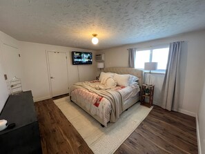 4K Smart TV, King Bed