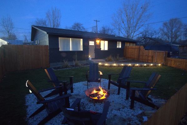 Cozy home with fire pit, stocked with fire woods and s'more goodies!