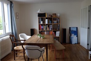 Salle à manger attenante au salon