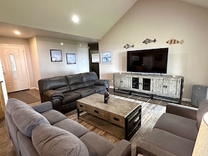 Cozy living room, with stunning views! Perfect for family gatherings.