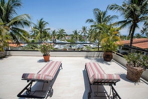 Balcony / Terrace,Lake view,Landmark view,Bird's eye view