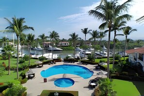 Swimming pool,View(from property / room),Lake view