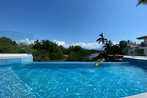 Swimming pool,View(from property / room),Lake view,Landmark view