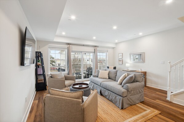 Main Floor Living Room (1)