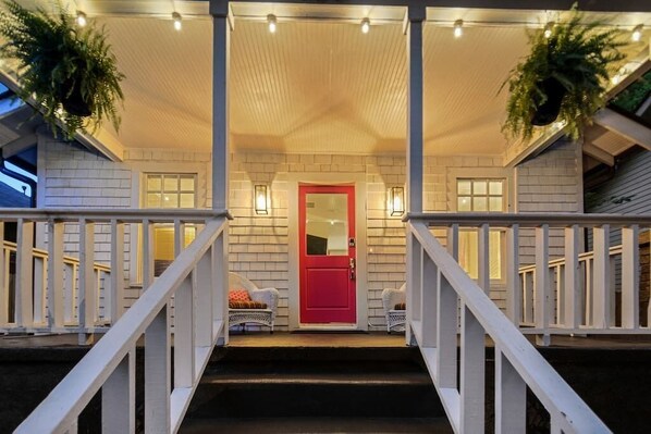 "This is one of the best Airbnb houses we have ever stayed in! Truly 5 stars all around!" - Kristyn - Iowa *****