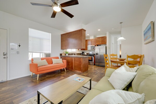 Oak View Vacation Rental | 2BR | 1BA | 1,200 Sq Ft | Stairs Required
