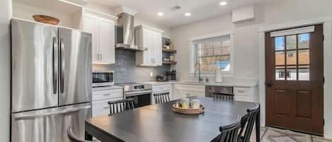 Full size kitchen with diswasher
