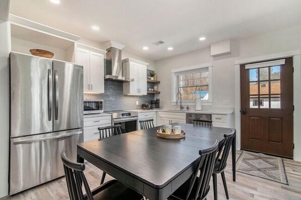 Full size kitchen with diswasher