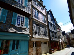 La façade de la maison, donnant sur une rue piétonne, en plein centre-ville.