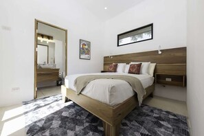 1st Bedroom, Master, Queen Bed